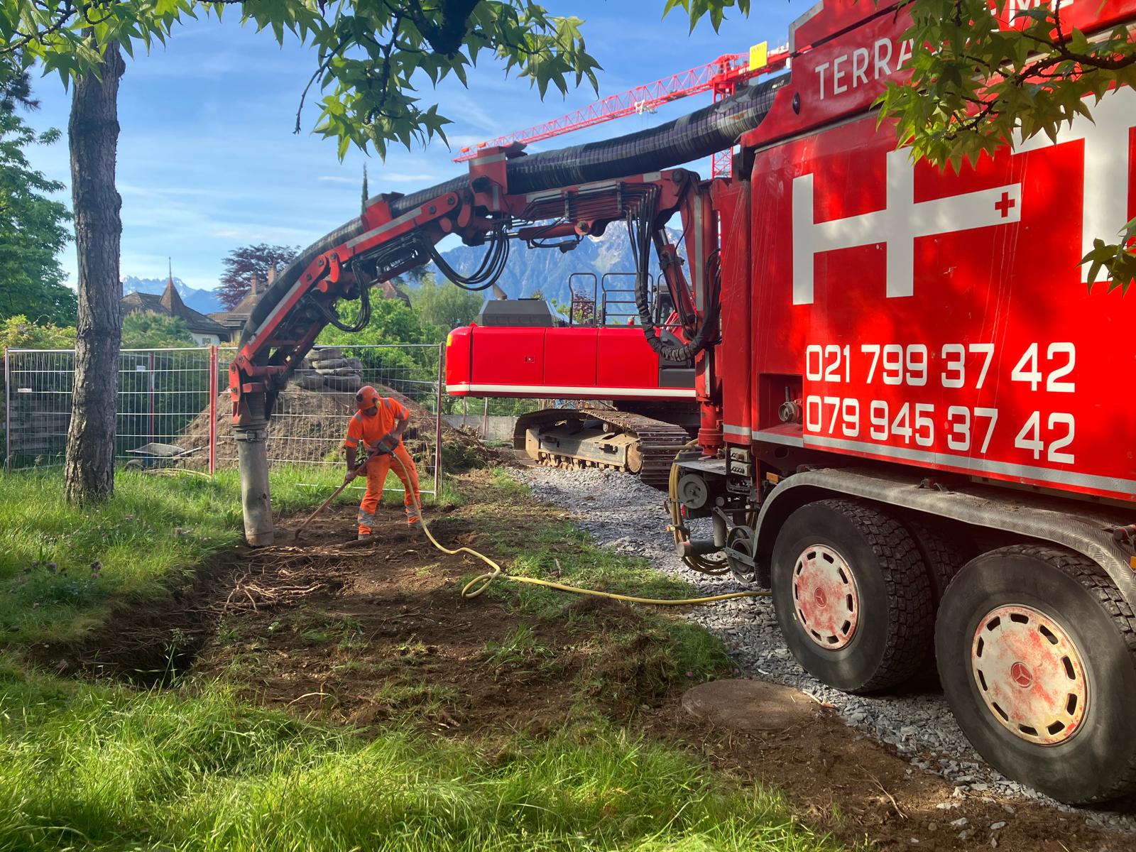 Chantier d'aspiration de terre et végétaux H-TPA